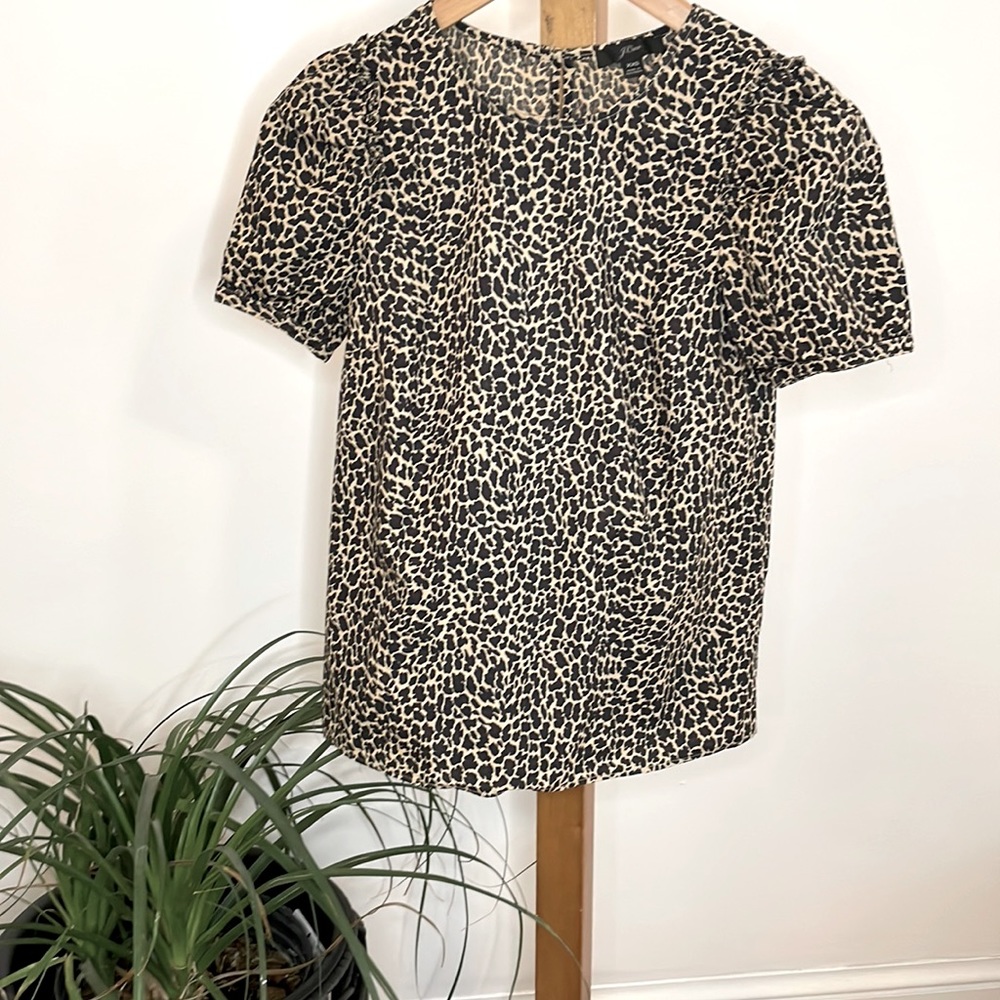 J. Crew leopard print top. Puff short sleeves. EUC. XXS.